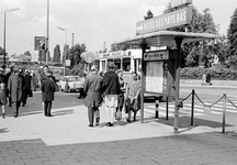 831173 Gezicht in de Tunnelweg te Utrecht met op de voorgrond een vitrinekast met stadsplattegrond.